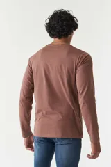 Remera de manga larga color marrón con cuello redondo y logo bordado en el pecho.