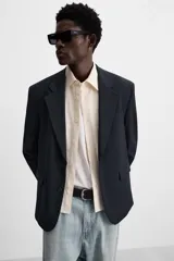 Blazer slim fit color azul marino confeccionado en tejido con viscosa. Cuello con solapas de muesca, manga larga con puño con detalle de botones, bolsillo de vivo en pecho y de solapa en cadera, bolsillo interior, bajo con aberturas en espalda y cierre frontal con botones.