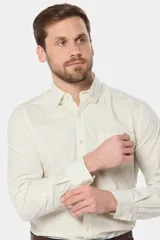 Camisa azul marino de manga larga con bolsillo en el pecho, confeccionada en algodón.