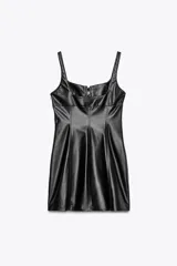 Vestido mini negro de cuero sintético, con escote recto, tirantes anchos y cierre frontal con lazada.