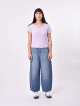 Remera blanca de punto con cuello en V y mangas cortas con volados.