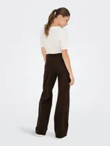 Jean wide fit de tiro alto color marrón oscuro con estampado animal print de leopardo en negro. Confeccionado en denim de twill, presenta cierre de gancho y cremallera, bolsillos delanteros, traseros y bolsillo monedero.