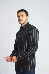Camisa de hombre a cuadros color beige y azul marino, de corte slim fit, con mangas largas, cartera abotonada y logo bordado en el pecho. Confeccionada en algodón.