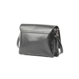 Bandolera negra de símil cuero con diseño rectangular y sensación acolchada. Tiene acceso con solapa y cierre, herrajes plateados, correa regulable, dos compartimentos, un bolsillo interno con cierre y otro abierto.