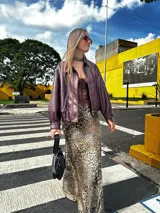 Falda larga de seda con estampado animal print.