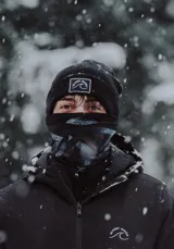 Gorro de lana negro con logo de Glassy Waves en blanco.