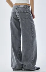 Pantalón de jean ancho (wide leg) color gris oscuro lavado, tiro alto, con efecto desgastado.