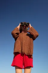 Short de algodón tejido, color rojo, con elástico en la cintura y silueta ajustada.