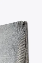 Falda pantalón gris de tiro alto con cierre lateral oculto.