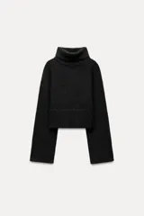 Sweater corto negro de punto con cuello alto y mangas largas acampanadas.
