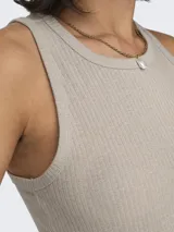 Musculosa de punto color beige, con cuello redondo y detalle de brillo.