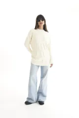 Sweater largo negro de tejido de punto con detalle de trama trenzada en el delantero.