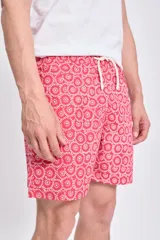 Short de baño rojo con estampado de arabescos blancos, cintura elástica y cordón ajustable.