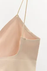 Bralette negro triangular confeccionado en hilatura con modal y tirantes finos.