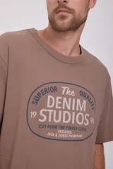 Camiseta marrón de manga corta y cuello redondo con estampado frontal con texto en color azul.