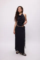 Top sin mangas con cuello halter y estampado a rayas verticales en tonos pastel.