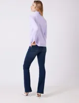 Polera tejida en hilado fino color verde oscuro, de manga larga con tajo en el puño y cuello alto.