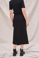 Falda midi negra de viscosa, poliéster y elastano, con corte recto y paneles con costuras a la vista.