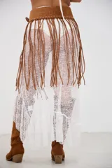 Pollera larga de encaje blanco con volados y transparencias.