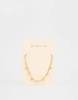 Collar corto dorado con cadena fina y dijes con las letras que forman la palabra 'love' y strass.