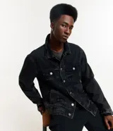 Campera de jean para hombre, de corte regular, con efecto desteñido, cuello inglés, manga larga, abotonada en el frente y bolsillos con solapa en el pecho.