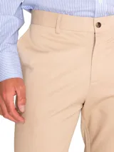 Pantalón de gabardina azul marino, de corte clásico y tiro medio. Confeccionado en algodón con tratamiento antiarrugas.