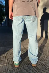 Pantalón de jean celeste de corte amplio y estilo baggy.