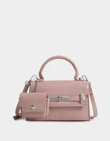 Cartera city color rosa con efecto croco, correa regulable y desmontable, manijas superiores con pouch, solapa con broche con botón para cerrado y hebilla frontal decorativa.