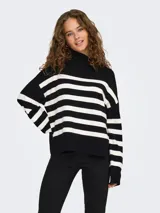 Sweater de punto con cuello alto y mangas largas, a rayas horizontales blancas y negras.