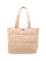 Bolso tipo shopper plateado con diseño acolchado horizontal. Tiene doble asa de hombro y cierre superior con tirador. Incluye bolsillo interior con cierre y compartimento para laptop de hasta 15".