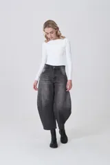 Pantalón de jean gris oscuro, de corte barrel, con bolsillos laterales y traseros, pinzas y tiro medio.