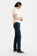 Pantalón de jean de hombre marca Levi's modelo 510 Skinny ADV, color azul oscuro. Corte ajustado, tiro medio y confeccionado en tejido elástico.
