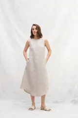 Vestido midi negro de lino, corte recto, sin mangas y con escote redondo.