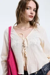 Camisa marrón de manga larga con lazo en el frente.