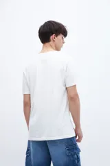 Remera negra de algodón, de corte recto y manga corta.
