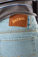 Bermuda de jean celeste, corte recto, largo hasta la rodilla, con costuras contrastadas, parche trasero de ecocuero con logo y confeccionada en Uruguay.