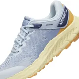 Zapatillas de trail running Merrell Antora 4 para mujer, color celeste con detalles en amarillo y suela color caramelo.