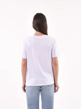 Remera de algodón color lavanda con estampado gráfico de frutas en colores pastel.