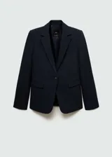Blazer entallado color azul marino, con cuello de solapa de muesca, manga larga con puños abotonados, dos bolsillos de ribete delanteros, un bolsillo de ribete en el pecho, cierre frontal con botones, abertura posterior en el bajo y forro interior.