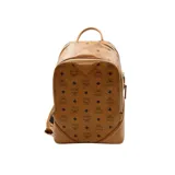 Mochila de lona revestida en cuero color marrón con monograma de la marca en toda la superficie, cierre bidireccional, asa superior reforzada, correas ajustables, dos compartimientos en la parte interior uno de ellos ideal para trasladar una tablet, bolsillo interior y exterior con cierre y placa metálica grabada con el nombre de la marca en la parte posterior