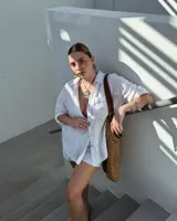 Collar con dije grande de bronce con forma de ostra y cordón de algodón ajustable color gris.