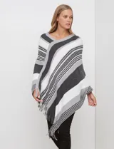 Poncho de tejido de punto color beige y salmón con diseño de rayas diagonales y cuello en V. Presenta terminación con flecos en el ruedo.