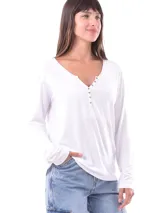 Remera blanca de manga larga con cuello en V y botones.