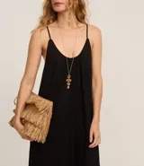 Vestido midi negro de viscosa y lino, con breteles finos, escote redondo con pliegues y corte en el bajo.