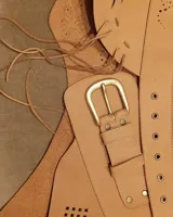 Faja ancha de cuero color beige, con cordones para ajuste lateral y hebilla metálica dorada en el frente. Presenta perforaciones decorativas en la parte inferior.