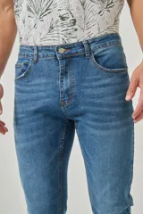 Pantalón de jean azul de corte slim fit.