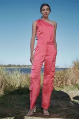 Pantalón cargo verde lima de satén, tiro medio y corte holgado con múltiples bolsillos.