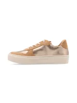 Zapatillas urbanas de cuero vacuno color dorado y naranja, con cordones de algodón y suela sintética.