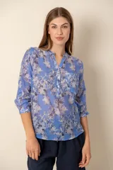 Camisa de dama estampada con lunares grandes color azul marino sobre fondo blanco.