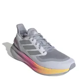 Championes deportivos de Adidas con mediasuela Boost ligera, exterior de malla técnica para ventilación y suela Adiwear para agarre superior.